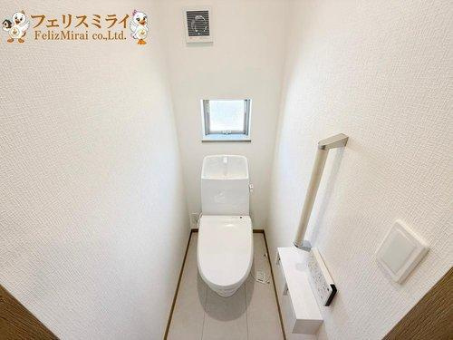 Heartful Town　明石市二見町東二見１３１０番　全６棟のトイレ|■現地写真・A号棟■
節水ウォシュレット♪便ふたオート開閉で清潔＆快適です♪節水機能もありお掃除楽々凸凹も少ないです♪