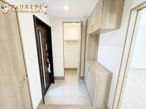 Heartful Town　明石市二見町東二見１３１０番　全６棟の玄関|■現地写真・A号棟■
たっぷり収納できるシューズボックス♪