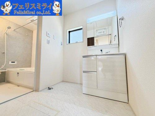 　の洗面所|■現地写真■
三面鏡の洗面化粧台♪鏡の後ろは収納スペースとなっております◎