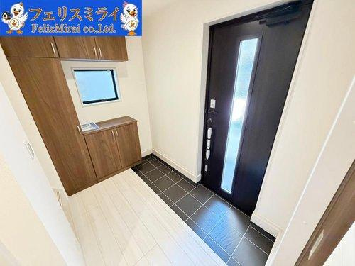 　の玄関|■現地写真■
大きなシューズボックス完備♪
玄関ドアからの採光もあり、明るい玄関です◎