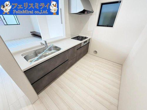 　のキッチン|■現地写真■
対面キッチンでご家族とお顔を合わせる機会も増えるので自然と会話も弾みます♪