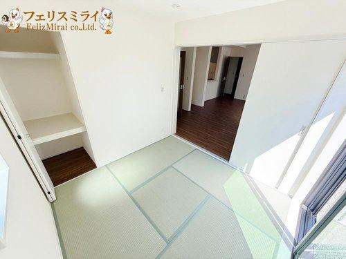 Livele Ｇａｒｄｅｎ　神戸市北区君影町２期　１棟の洗面所|■現地写真■
三面鏡の洗面化粧台！
鏡の後ろは収納スペースになっております◎