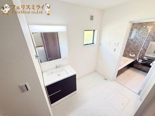 Livele Ｇａｒｄｅｎ　神戸市北区君影町２期　１棟の居間・リビング|■現地写真■
窓が多く明るいLDK◎