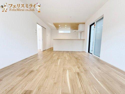 FIRST TOWN　神戸市第29垂水区神陵台の居間・リビング|■現地写真・１号棟■
約１６帖の広々としたリビング♪