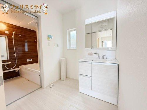FIRST TOWN　神戸市第29垂水区神陵台の洗面所|■現地写真・１号棟■
くもり止めヒーター付で 朝シャンもできるワイドタイプのドレッサー♪使いやすい高さに設定しています♪