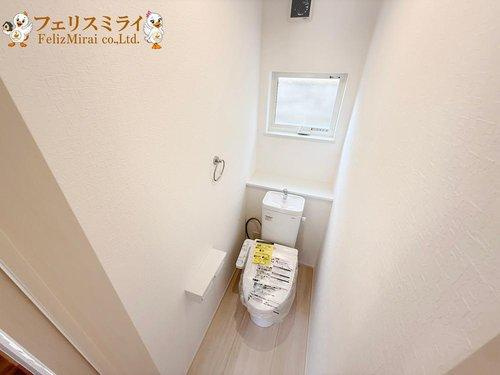 FIRST TOWN　神戸市第29垂水区神陵台のトイレ|■現地写真・１号棟■
節水ウォシュレット♪便ふたオート開閉で清潔＆快適です♪節水機能もありお掃除楽々凸凹も少ないです♪
