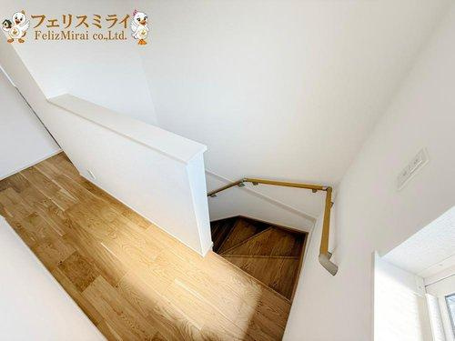 FIRST TOWN　神戸市第29垂水区神陵台の内装|■現地写真・１号棟■
手摺がついていますので、小さなお子様も安心です♪