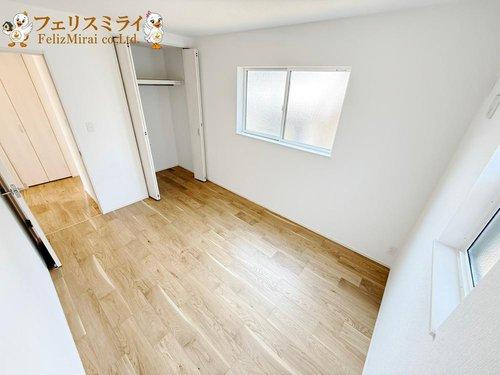 FIRST TOWN　神戸市第29垂水区神陵台のその他|■現地写真・１号棟■
各居室には大きな収納がついています、衣類等収納するのに御活用頂けます♪