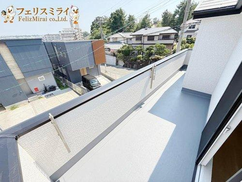 FIRST TOWN　神戸市第29垂水区神陵台のバルコニー|■現地写真・１号棟■
ワイドバルコニーになっています、
洗濯物等が、たくさん干せるようになっております♪