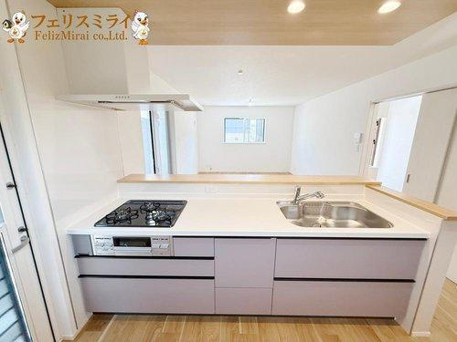 FIRST TOWN　神戸市第29垂水区神陵台のキッチン|■現地写真・１号棟■
天板が広いキッチン♪