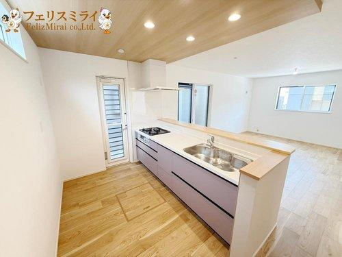 FIRST TOWN　神戸市第29垂水区神陵台のキッチン|■現地写真・１号棟■
キッチンの後ろは大変広々としております♪