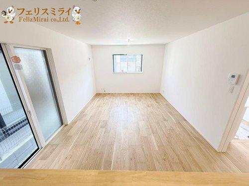 FIRST TOWN　神戸市第29垂水区神陵台の居間・リビング|■現地写真・１号棟■
南側に明かり窓がございますのでＬＤＫは明るい雰囲気となっております♪