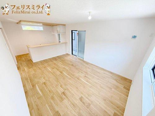 FIRST TOWN　神戸市第29垂水区神陵台の居間・リビング|■現地写真・１号棟■
ＬＤＫはデザイン性のある折り下げ天井になっています♪