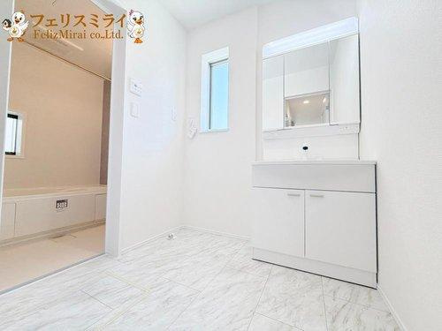 　の洗面所|■現地写真・B号棟■
くもり止めヒーター付で 朝シャンもできるワイドタイプのドレッサー♪使いやすい高さに設定しています♪