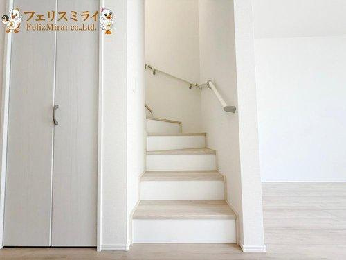 　の内装|■現地写真・B号棟■
家族に優しい手すり付き階段♪手すりには安全のほかにも身体への負担の軽減という大きな役割があります♪
