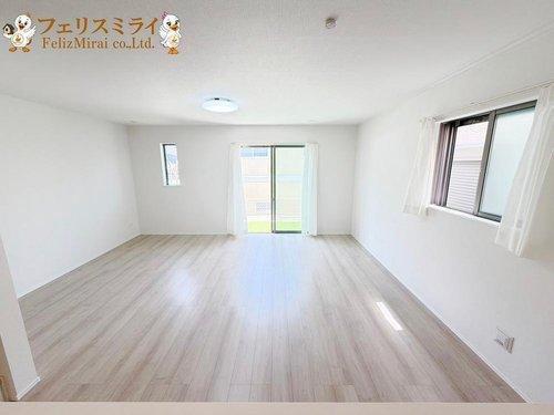 　の居間・リビング|■現地写真・B号棟■
明るいリビング♪
ペアガラスなので防音・断熱もばっちりです♪