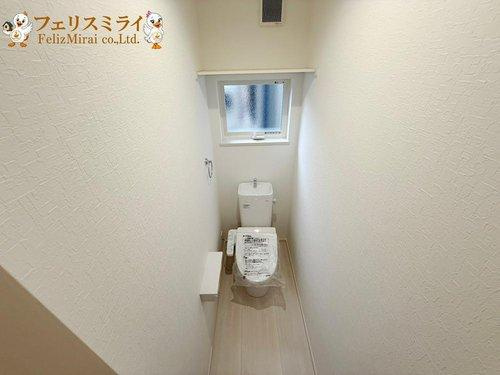 神戸市第9垂水区南多聞台のトイレ|■現地写真■
節水ウォシュレット♪便ふたオート開閉で清潔＆快適です♪節水機能もありお掃除楽々凸凹も少ないです♪