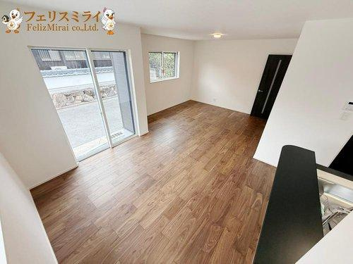神戸市第9垂水区南多聞台の居間・リビング|■現地写真■
南側に明かり窓がございますのでＬＤＫは明るい雰囲気となっております♪