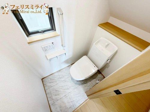 　のトイレ|■現地写真・C号棟■
節水ウォシュレット♪便ふたオート開閉で清潔＆快適です♪節水機能もありお掃除楽々凸凹も少ないです♪