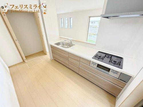 　のキッチン|■現地写真・C号棟■
広さがあるキッチンでございます。
お料理もしやすい広さとなっております♪