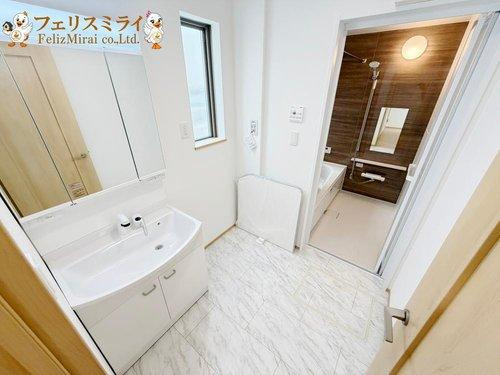 　の洗面所|■現地写真・C号棟■
くもり止めヒーター付で 朝シャンもできるワイドタイプのドレッサー♪使いやすい高さに設定しています♪