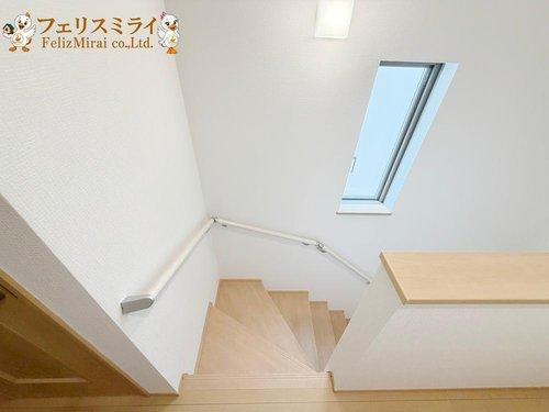 　の内装|■現地写真・C号棟■
家族に優しい手すり付き階段♪手すりには安全のほかにも身体への負担の軽減という大きな役割があります♪