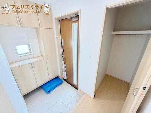 　の玄関|■現地写真・C号棟■
たっぷり収納シューズキャビネット♪高さも調節できるので、ロングブーツも収納できます♪