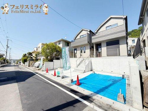 　の前面道路含む現地写真|■現地写真・B号棟■
前面道路は広くお車も駐車しやすくなっております♪