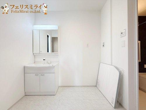 　の洗面所|■現地写真・A号棟■
くもり止めヒーター付で 朝シャンもできるワイドタイプのドレッサー♪使いやすい高さに設定しています♪
