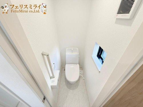 　のトイレ|■現地写真・A号棟■
節水ウォシュレット♪便ふたオート開閉で清潔＆快適です♪節水機能もありお掃除楽々凸凹も少ないです♪