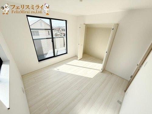 　のその他|■現地写真・A号棟■
２階のお部屋でございます♪
大きな窓がございますので採光、通風ともに良好でございます♪