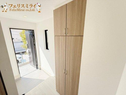 　の玄関|■現地写真・A号棟■
たっぷり収納シューズキャビネット♪高さも調節できるので、ロングブーツも収納できます♪
