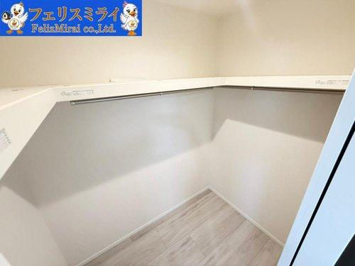 神戸市垂水区桃山台３丁目　全２棟の収納|■現地写真・１号棟■
キッチン横にはパントリースペース♪