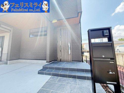 神戸市垂水区桃山台３丁目　全２棟の玄関|■現地写真・１号棟■
カラーモニターインターフォン・宅配ボックス完備♪