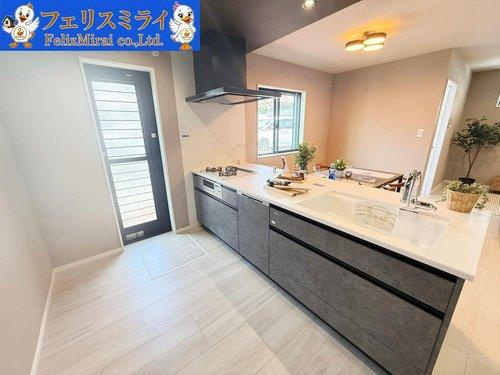 神戸市垂水区桃山台３丁目　全２棟のキッチン|■現地写真・１号棟■
天板スペースが広くお料理が捗ります♪