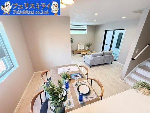 神戸市垂水区桃山台３丁目　全２棟の居間・リビング|■現地写真・１号棟■
日当たり抜群で明るいリビングです♪