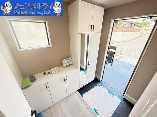 神戸市垂水区桃山台３丁目　全２棟の玄関|■現地写真・１号棟■
大きなシューズボックス完備♪
姿鏡もあります◎