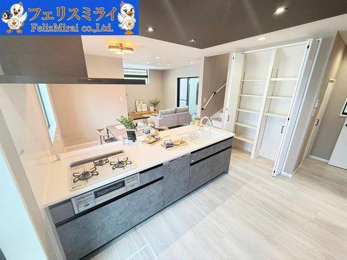神戸市垂水区桃山台３丁目　全２棟のキッチン|■現地写真・１号棟■
キッチン横にはパントリースペースも♪