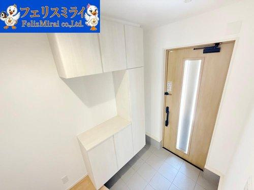 First Town　神戸市垂水区桃山台第１０　全１棟の玄関|■現地写真■
たっぷり収納できるシューズボックス♪