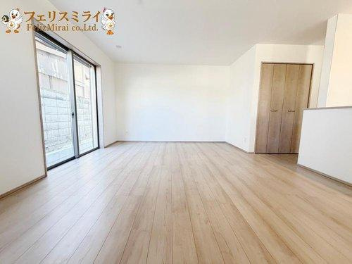 　の居間・リビング|■現地写真・B号棟■
ワックス不要のフローリングでお手入れも楽チン♪日当たり抜群のリビングで会話も弾みますね♪