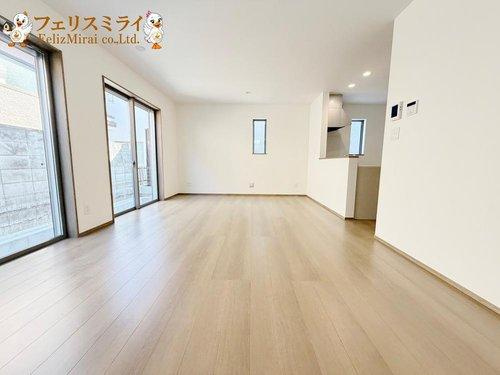　の居間・リビング|■現地写真・A号棟■
明るいリビング♪
ペアガラスなので防音・断熱もばっちりです
