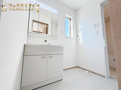 　の洗面所|■現地写真・B号棟■
くもり止めヒーター付で 朝シャンもできるワイドタイプのドレッサー♪使いやすい高さに設定しています♪