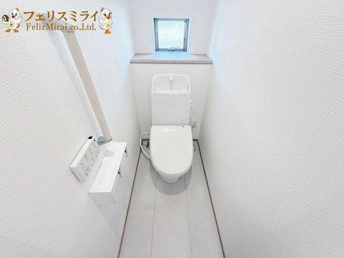 　のトイレ|■現地写真・B号棟■
節水ウォシュレット♪便ふたオート開閉で清潔＆快適です♪節水機能もありお掃除楽々凸凹も少ないです♪