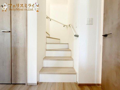 　の内装|■現地写真・B号棟■
家族に優しい手すり付き階段♪手すりには安全のほかにも身体への負担の軽減という大きな役割があります♪
