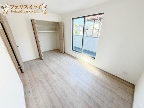 　のその他|■現地写真・B号棟■
２階のお部屋でございます♪
大きな窓がございますので採光、通風ともに良好でございます♪