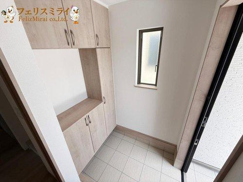 　の玄関|■現地写真・B号棟■
たっぷり収納シューズキャビネット♪高さも調節できるので、ロングブーツも収納できます♪