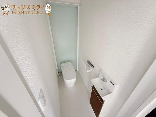 神戸市垂水区名谷町のトイレ|■現地写真■
節水ウォシュレット♪便ふたオート開閉で清潔＆快適です♪節水機能もありお掃除楽々凸凹も少ないです♪