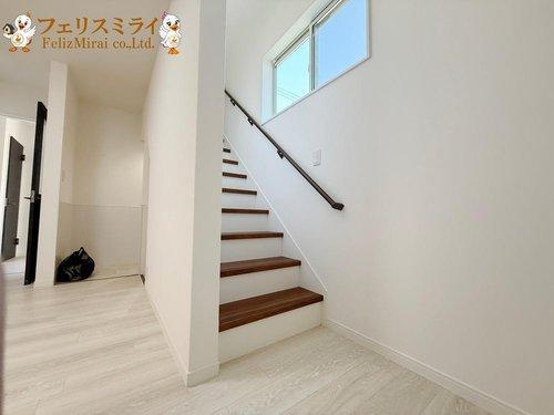 神戸市垂水区名谷町の内装|■現地写真■
窓があり明るいリビング階段です♪