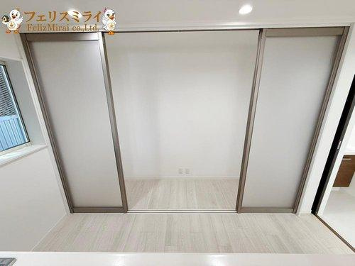 神戸市垂水区名谷町のキッチン|■現地写真■
カップボードや冷蔵庫を隠せるオシャレな仕様になっております◎