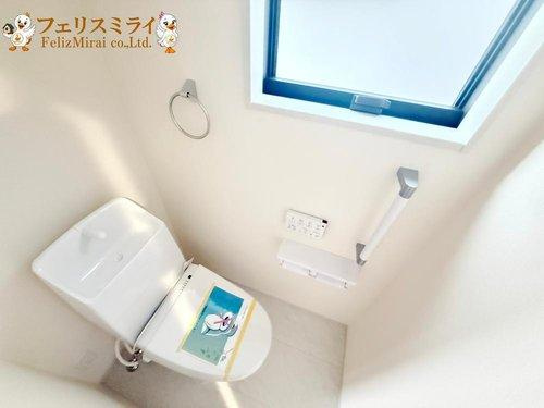 　のトイレ|■現地写真・３号棟■
窓があり、明るいトイレ♪
節水機能もありお掃除楽々凸凹も少ないです♪